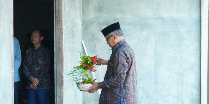Prosesi "Peusijuk" oleh Drs H Hamzah M Ali 