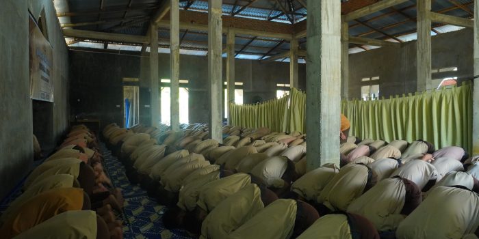 Siswa melaksanakan Ibadah Sholat Zuhur Berjamaah di Gedung Mushalla baru 